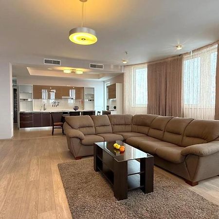 Bright House On 23 Serpnya Kharkiv Exterior photo
