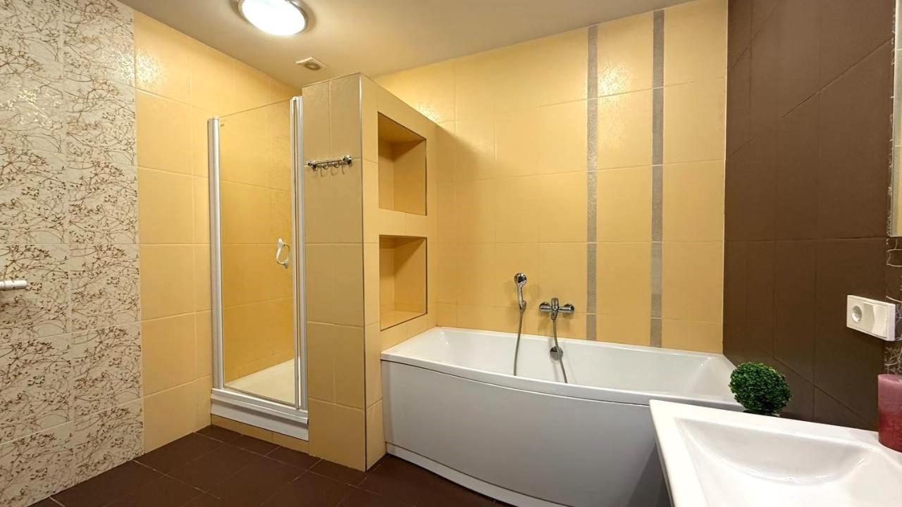 Bright House On 23 Serpnya Kharkiv Exterior photo