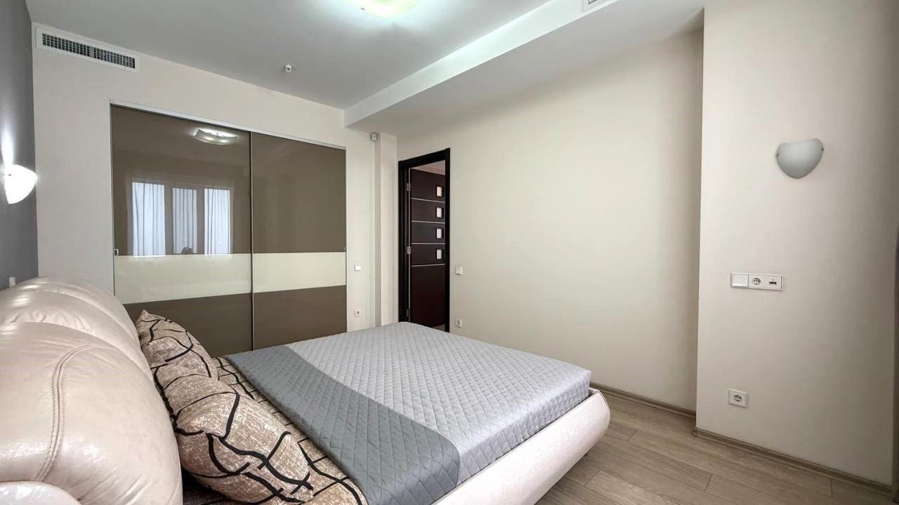 Bright House On 23 Serpnya Kharkiv Exterior photo