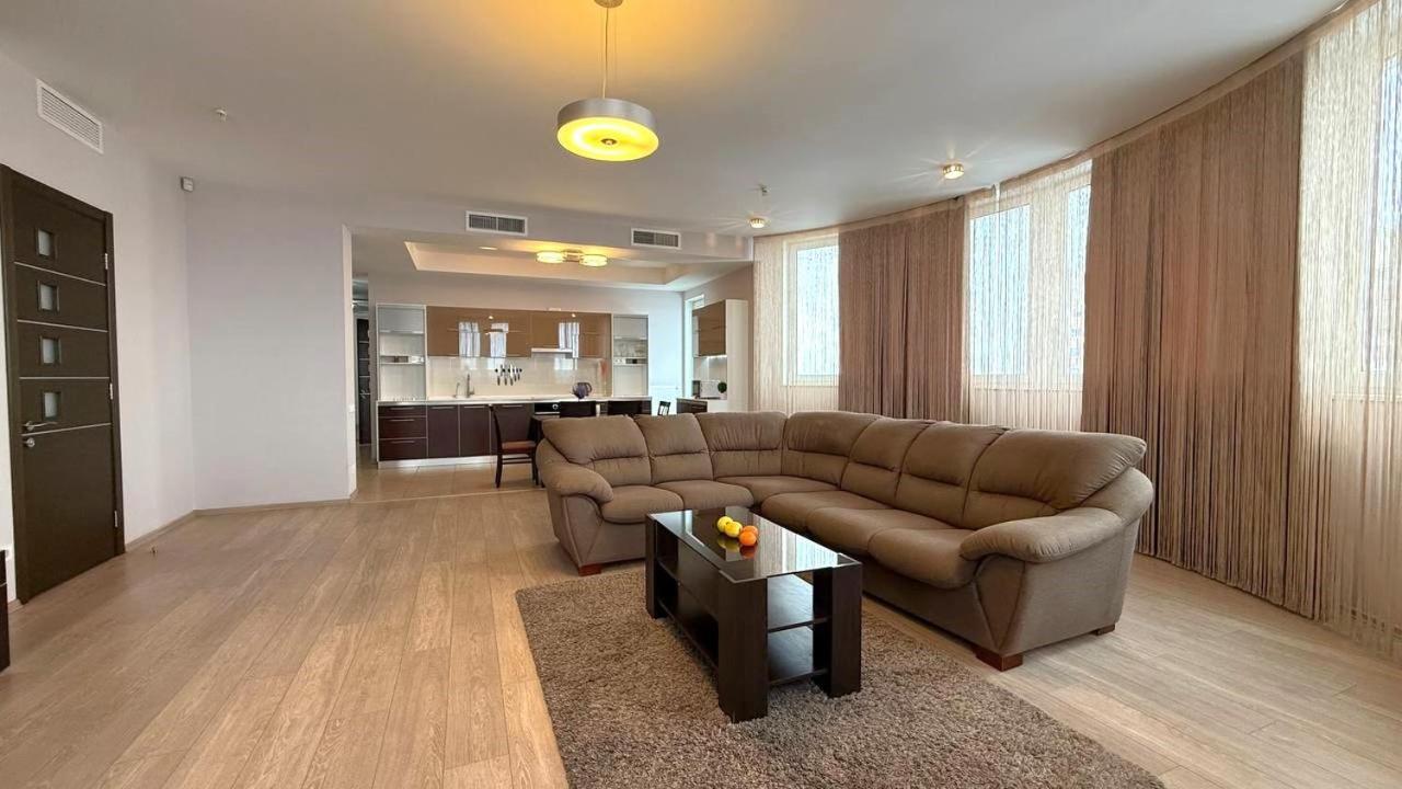 Bright House On 23 Serpnya Kharkiv Exterior photo