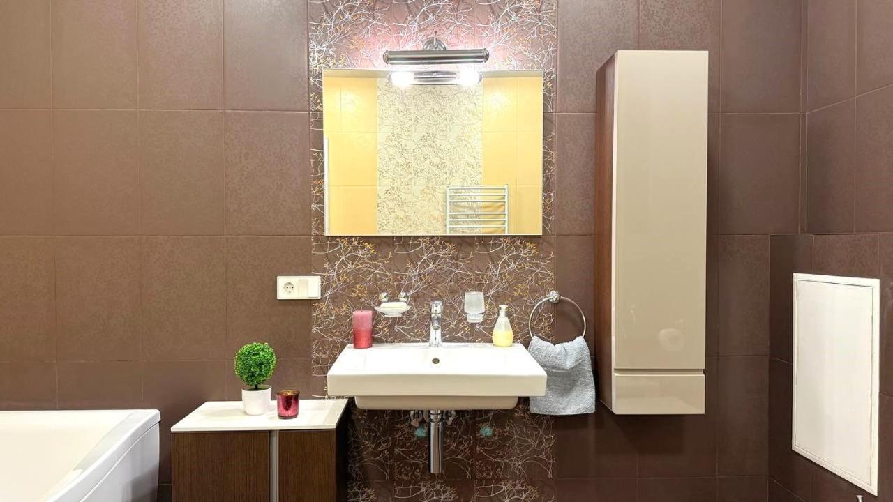 Bright House On 23 Serpnya Kharkiv Exterior photo