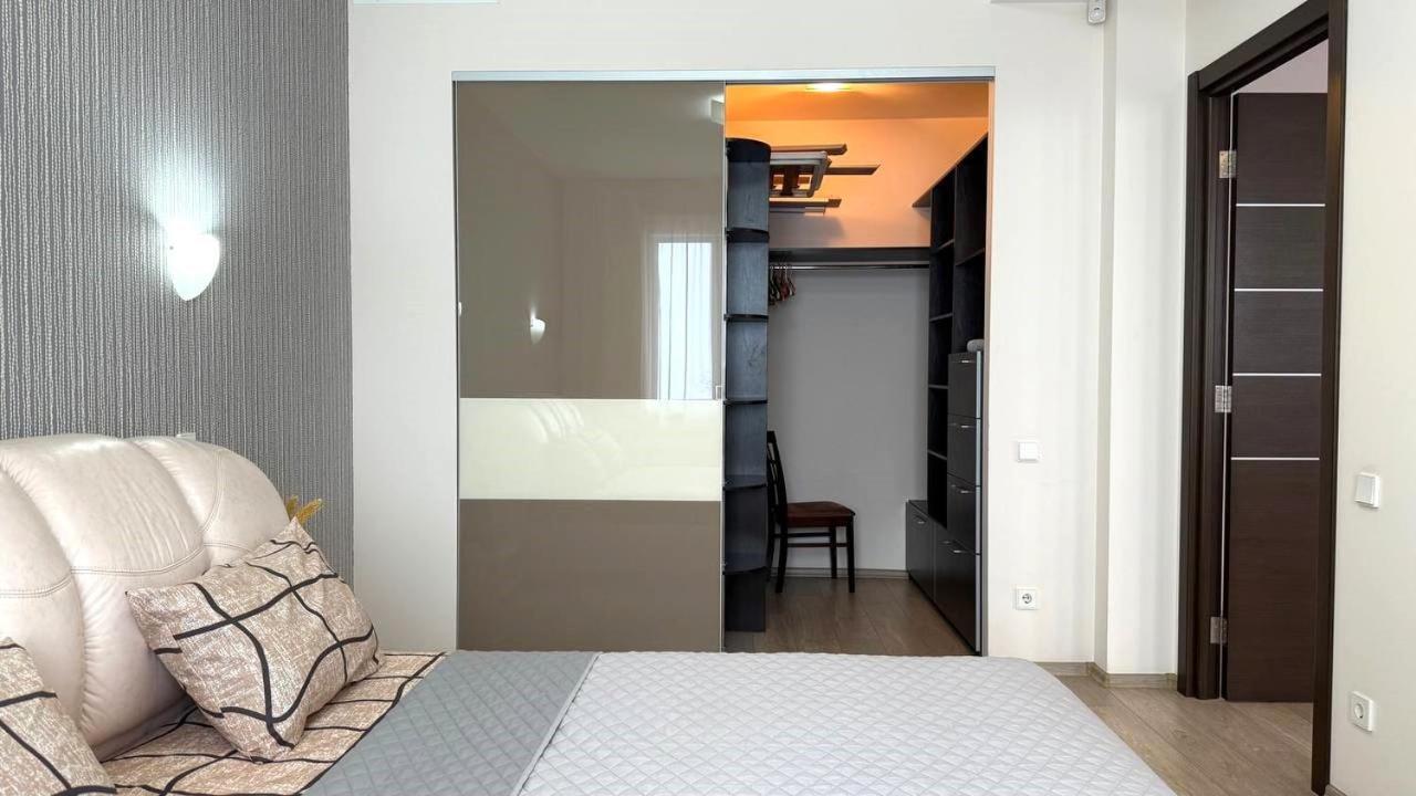 Bright House On 23 Serpnya Kharkiv Exterior photo