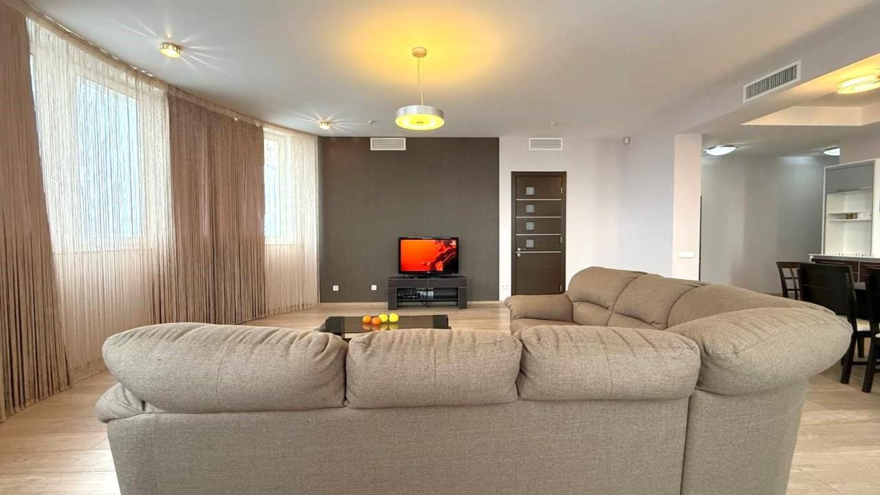 Bright House On 23 Serpnya Kharkiv Exterior photo