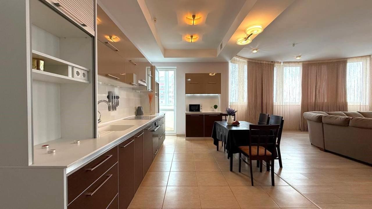 Bright House On 23 Serpnya Kharkiv Exterior photo