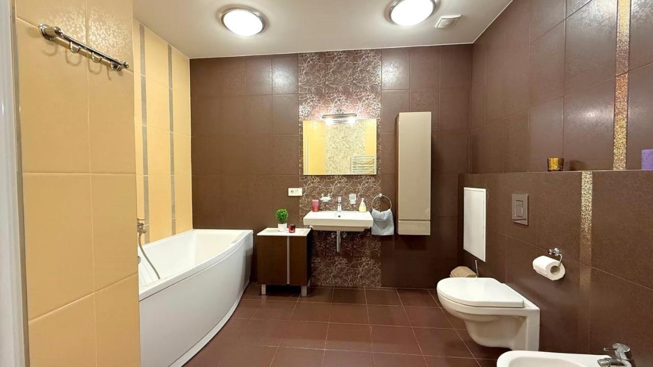 Bright House On 23 Serpnya Kharkiv Exterior photo