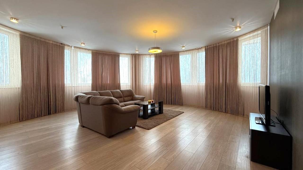 Bright House On 23 Serpnya Kharkiv Exterior photo