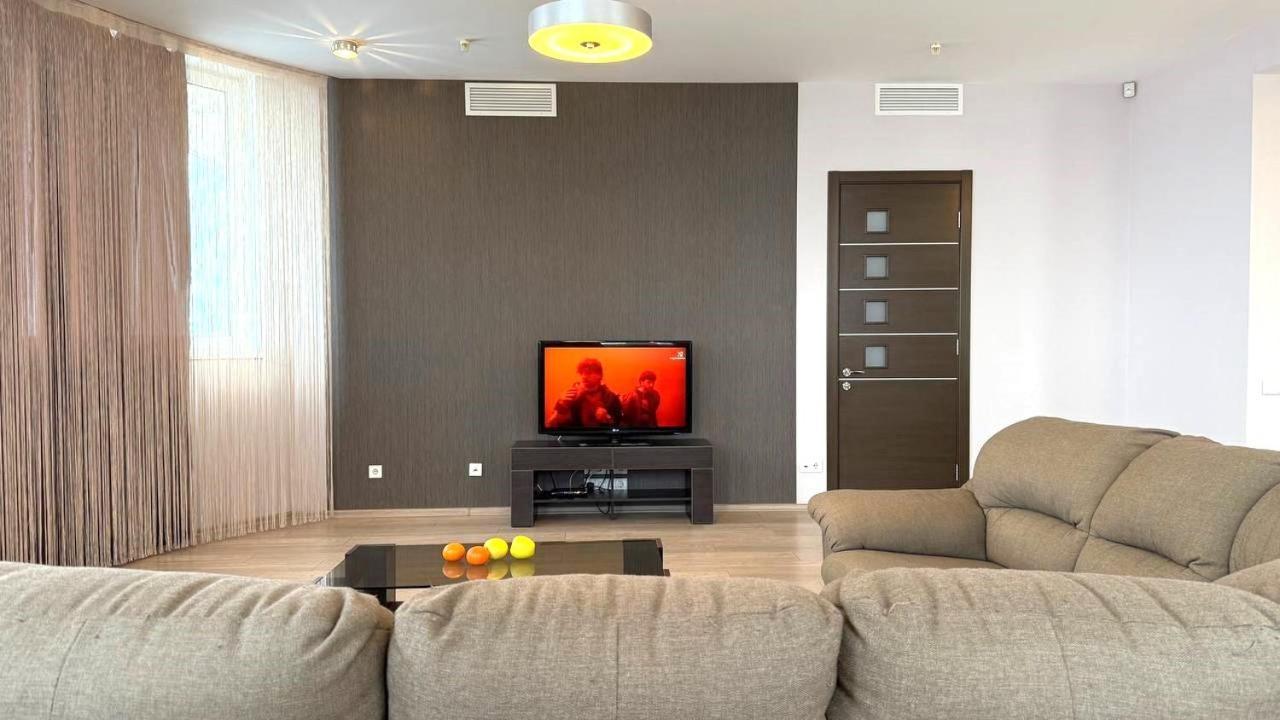 Bright House On 23 Serpnya Kharkiv Exterior photo