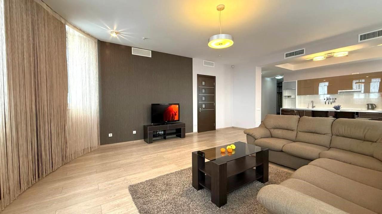 Bright House On 23 Serpnya Kharkiv Exterior photo
